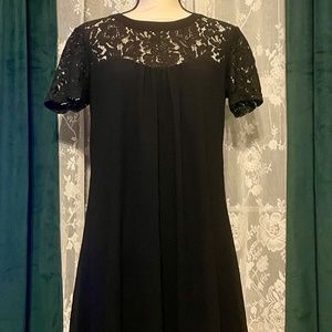 Vanberfia / Black / Smock Dress w Lace Detail / M